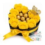 Box Corazón de 7 Rosas Eternas de Jabón Amarillas + 6 Bombones