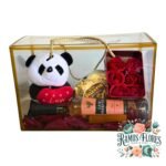 Caja de PVC dorada + Peluche + Vino Late Harvest Rosé + Caja De Bombones + Cajita Con 6 Rosas Eternas De Jabón