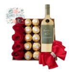 Box Cuadrado 5 Rosas Eternas De Jabón + Vino Casillero del Diablo Late Harvest + 10 Bombones