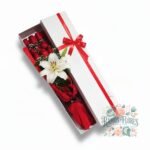 Caja 9 Rosas Rojas + Lirio